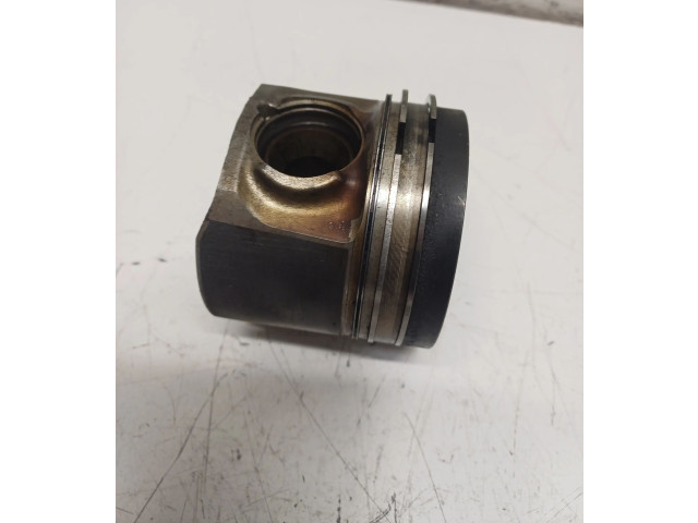 Píst 04L110 BMW X5 F15