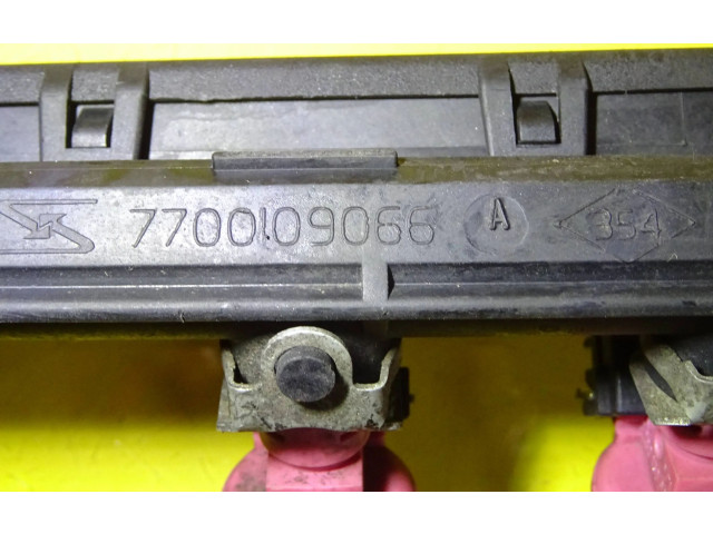 Топливная рампа 7700109066, 7700108667 Renault Clio II