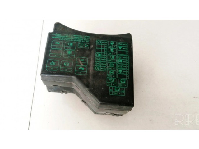 Блок предохранителей MR318747 Mitsubishi Carisma