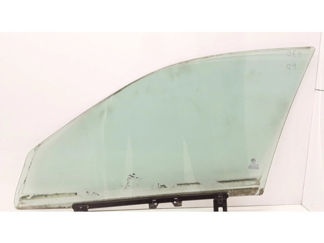 Основное стекло передних дверей (четырехдверного автомобиля)