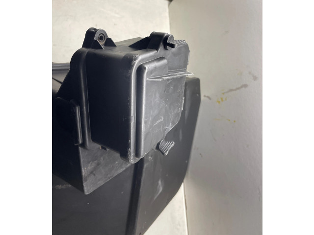 Pojistková skříňka Volkswagen Transporter - Caravelle T5 2005