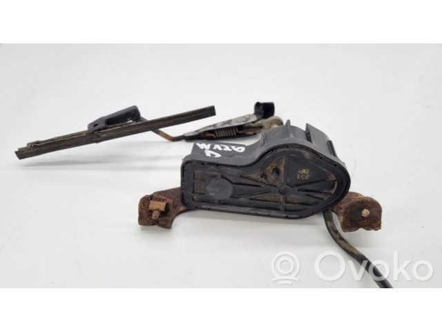 Моторчик стеклоочистителя 1268200442 Mercedes-Benz S W126