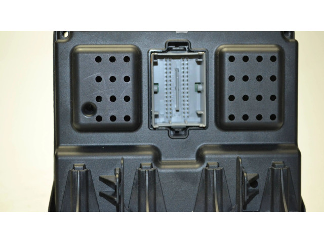 Блок предохранителей 30786475, 06W434   Volvo V70    