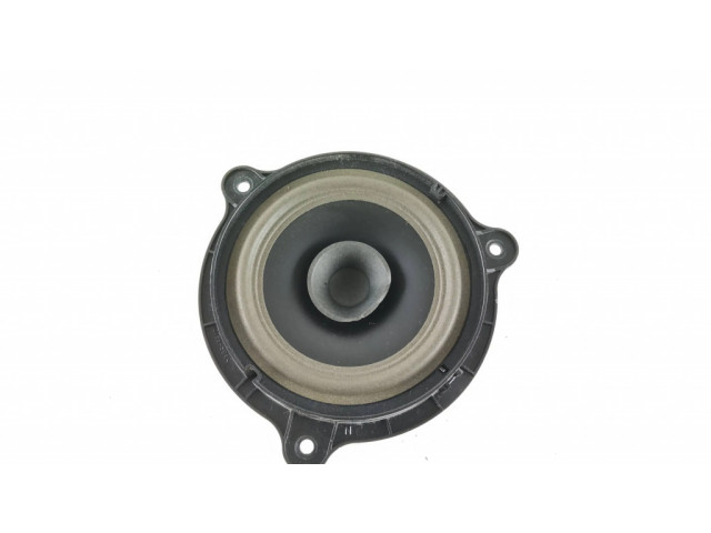 Громкоговоритель (громкоговорители) в передних дверях