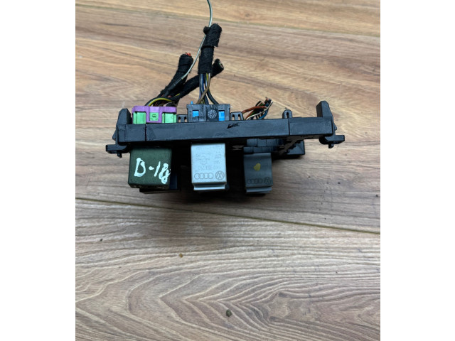   Pojistková skříňka 1T1937503A   Volkswagen Caddy 2011