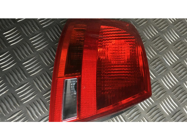 Задний фонарь в кузове