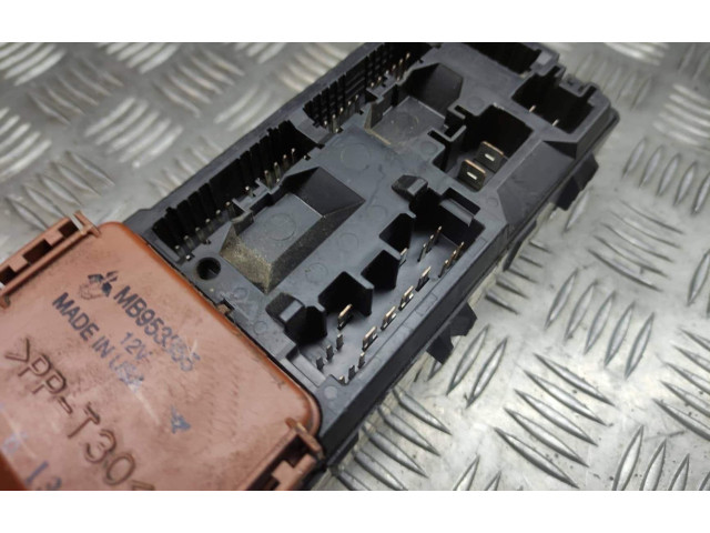 Блок предохранителей MR318828 Mitsubishi Carisma