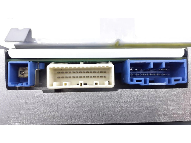 Радио/ проигрыватель CD/DVD / навигация