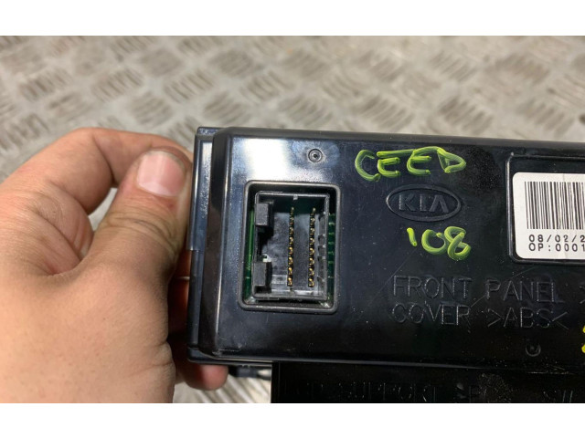 Дисплей    957101H100   KIA Ceed