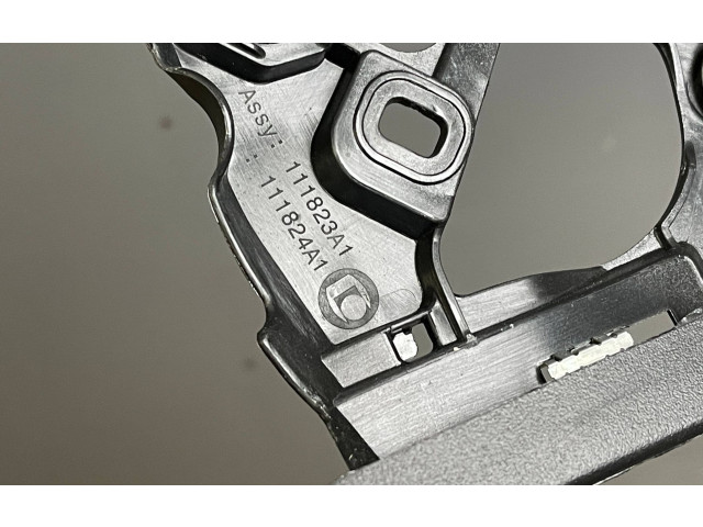 Передняя рамка дверного стекла 111823A1, 111824A1 Citroen DS7 Crossback