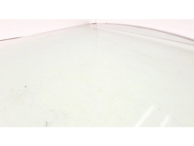 Основное стекло передних дверей (четырехдверного автомобиля)