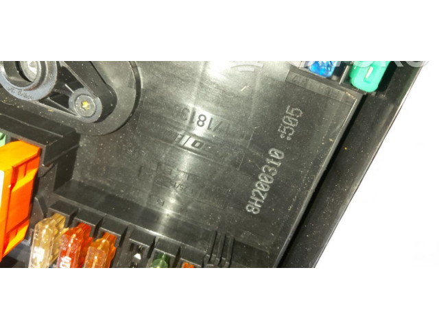   Pojistková skříňka 1K0937132F, 8H200310   Volkswagen Tiguan 2010