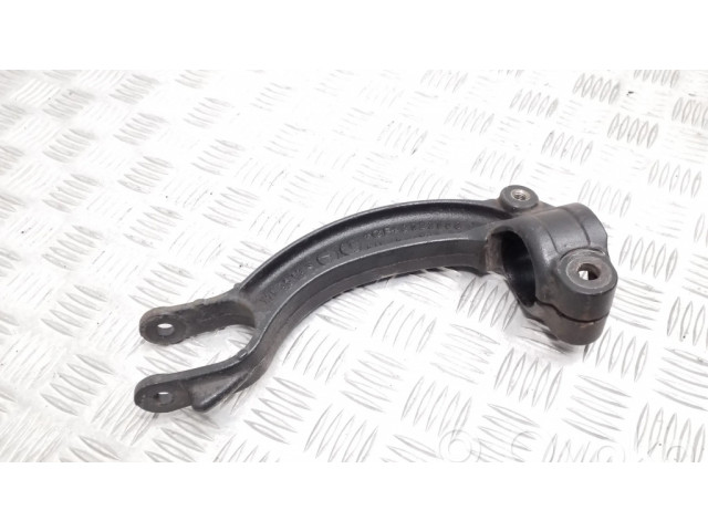 Нижний кронштейн амортизатора