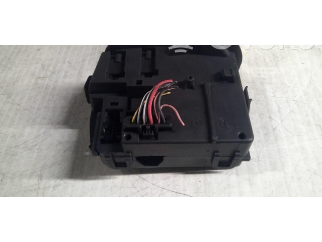 Ручка стеклоочистителей 8201590631 Renault Clio III