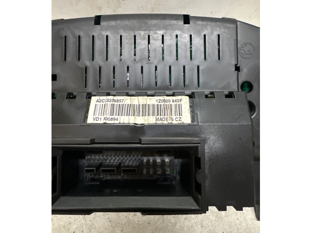 Панель приборов 1Z0920842F, VD1100894   Skoda Octavia Mk2 (1Z)       