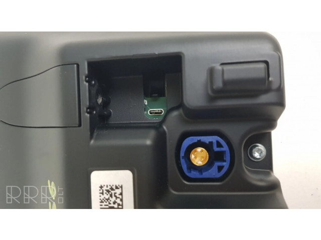 Радио/ проигрыватель CD/DVD / навигация