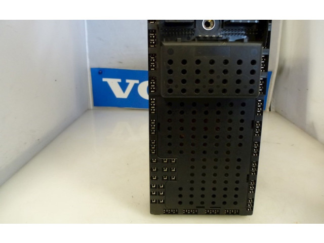 Блок предохранителей  8651548, 8651547   Volvo V70    