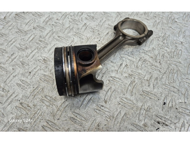  Поршень с шатуном  04LA  Skoda Octavia Mk3 (5E)  