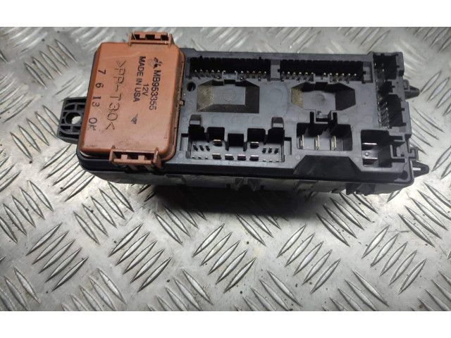 Блок предохранителей MR318828 Mitsubishi Carisma