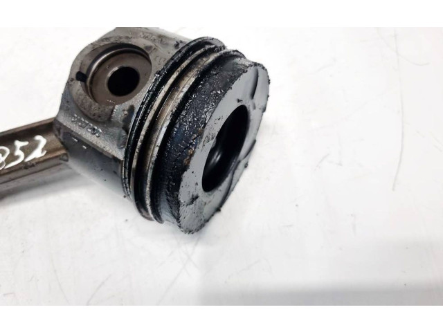 Píst    Opel Vectra B     