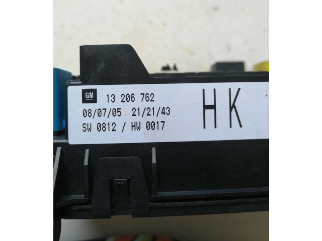 Блок предохранителей 13206762 Vauxhall Astra H