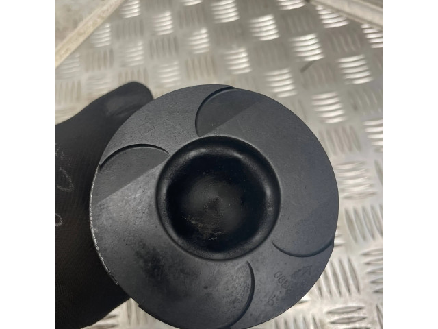  Поршень с шатуном    Jeep Grand Cherokee (WJ) для дизельного двигателя 2.7