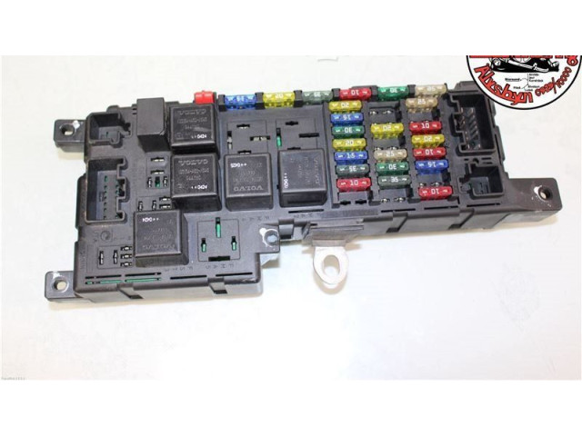 Блок предохранителей 30728008 Volvo S60