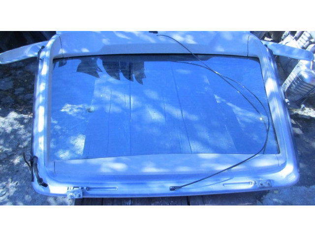 Задняя крышка (багажника)