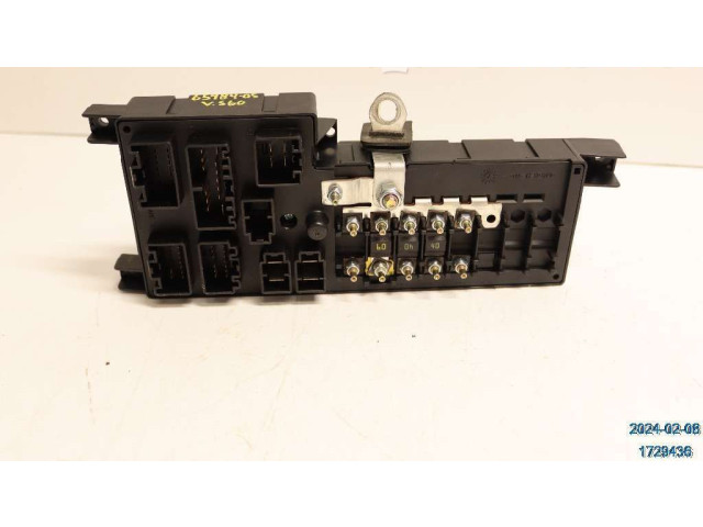 Блок предохранителей 30728008 Volvo S60