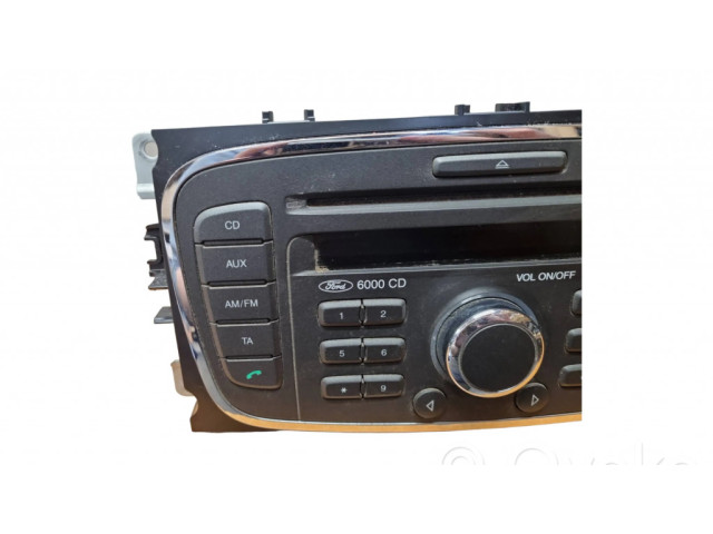 Радио/ проигрыватель CD/DVD / навигация