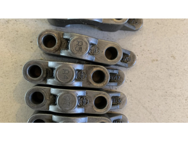 Camshaft holder bracket