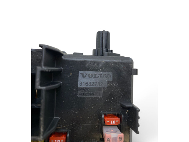 Блок предохранителей 32209198   Volvo XC90    