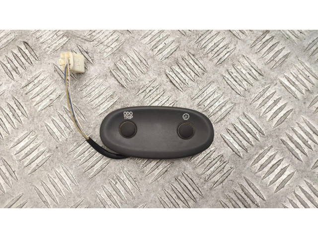 Кнопка крюка в багажнике