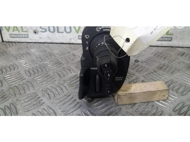 Ручка стеклоочистителей 8201590631 Renault Clio III