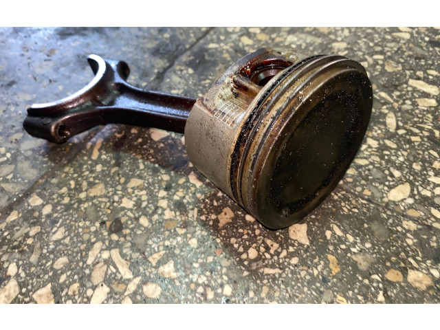 Píst 24520A Volvo XC70