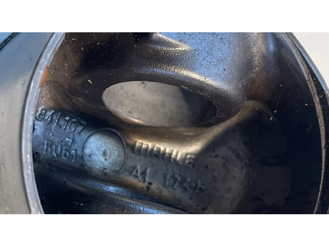 Píst 84L107 BMW 7 E65 E66 pro naftový motor 3.0