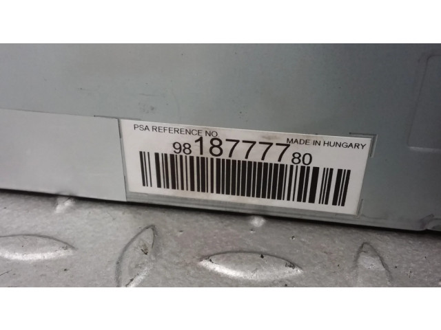 Радио/ проигрыватель CD/DVD / навигация