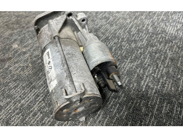 Масляный насос   233003329R  Renault Clio IV 