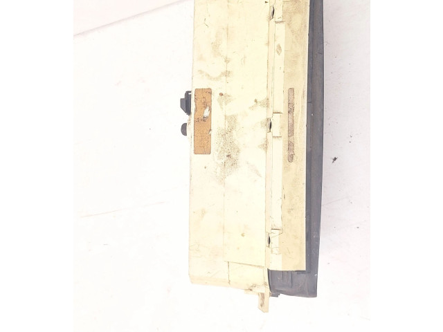 Přístrojová deska Volkswagen PASSAT B3 1990 81117621