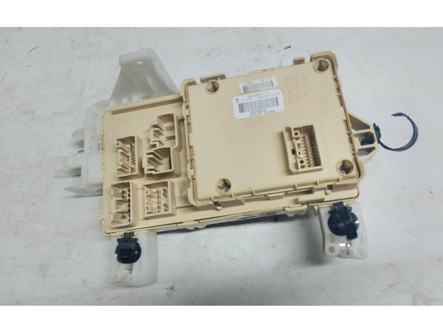 Блок предохранителей  89221-0F010   Toyota Corolla Verso AR10    