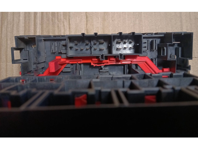 Блок предохранителей H32S0401, 1K0937049P Volkswagen Caddy