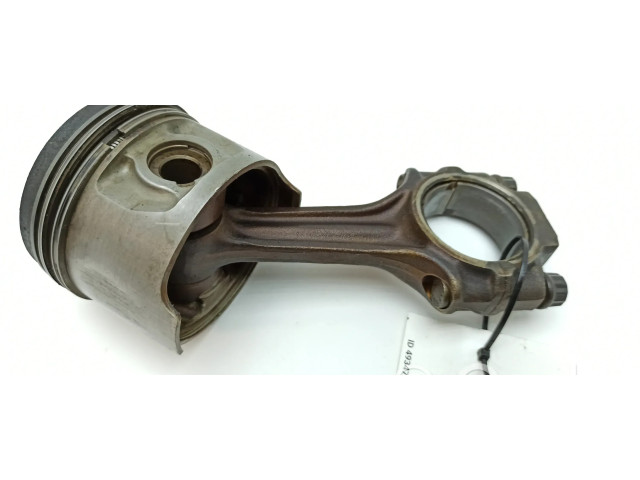 Píst 11004 Mercedes-Benz S W116 pro benzínový motor 2.8