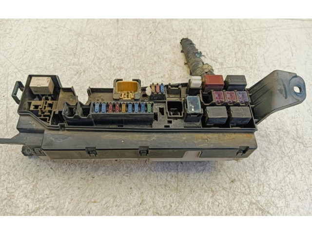 Блок предохранителей    Toyota Corolla Verso E121    