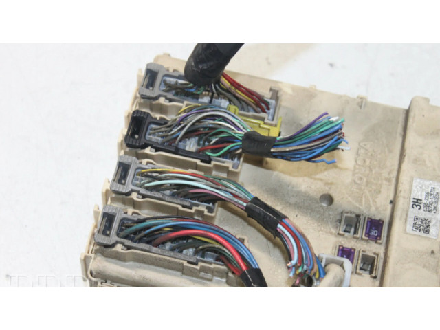 Блок предохранителей  8922102331   Toyota Auris E180    