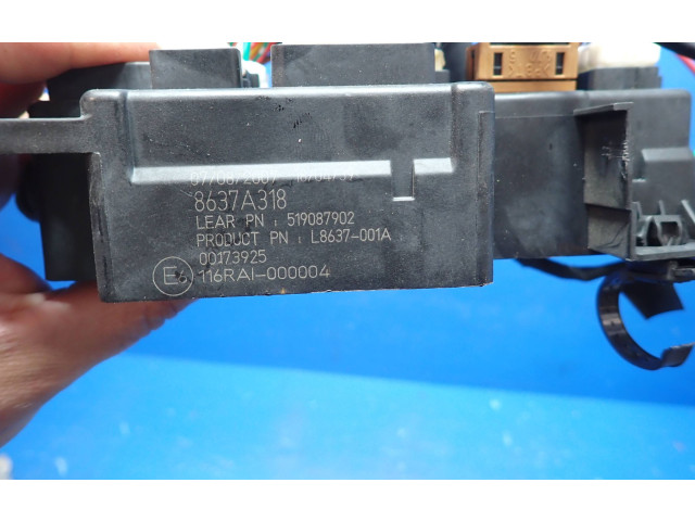 Блок предохранителей 8637A318, 519087902 Mitsubishi Outlander