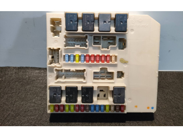 Блок предохранителей  1319, 233293D   Renault Clio III    