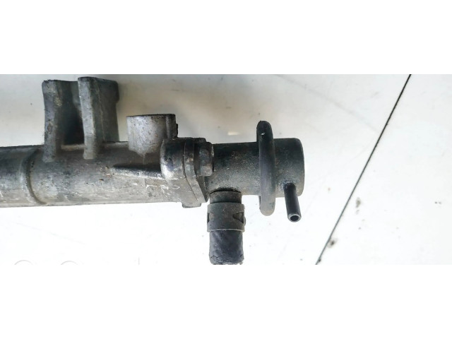 Vstřikovací lišta Toyota Avensis T220 pro benzínový motor 2.0