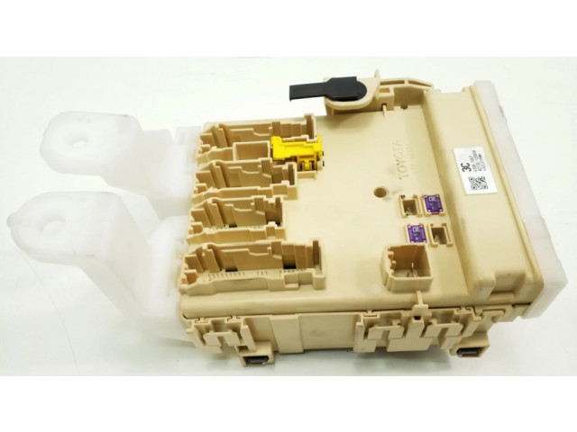 Блок предохранителей 8273012X80 Toyota Auris E180