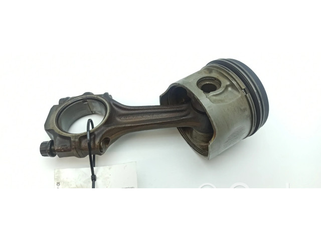 Píst 11004 Mercedes-Benz S W116 pro benzínový motor 2.8