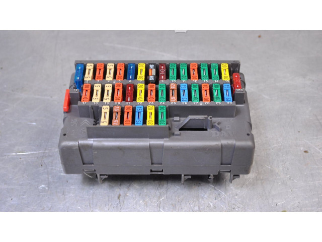 Блок предохранителей    Peugeot 406    